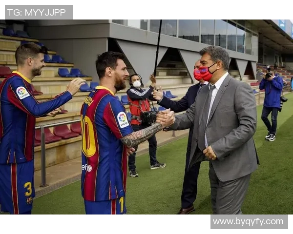 梅西重返诺坎普:巴萨球迷热情迎接新老主帅,激烈PK引发全城关注 梅西重返诺坎普:巴萨球迷热情迎接新老主帅,激烈PK引发全城关注