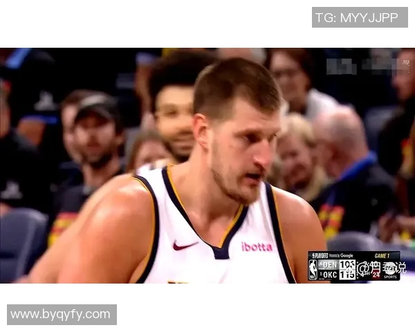 约基奇抱法国球星引领掘金队逆袭夺取国际篮球赛胜利